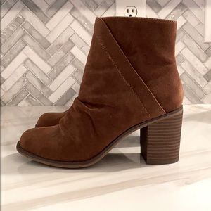 Women’s Universal Thread cognac suede ankle boot